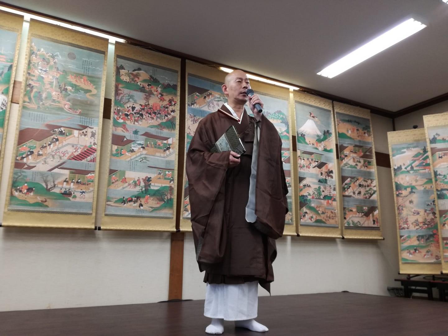 絵伝の掛軸を前に語る桝田英伸
