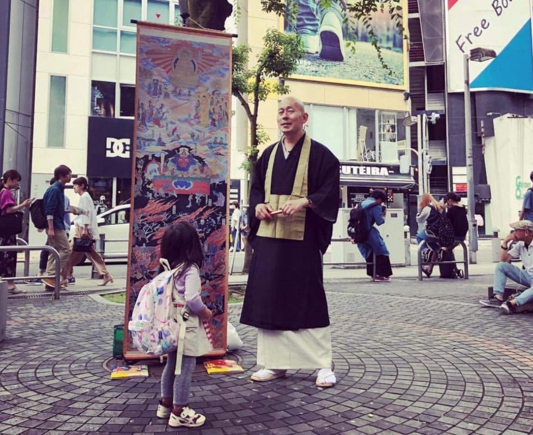 渋谷の街頭で絵解きをする桝田英伸